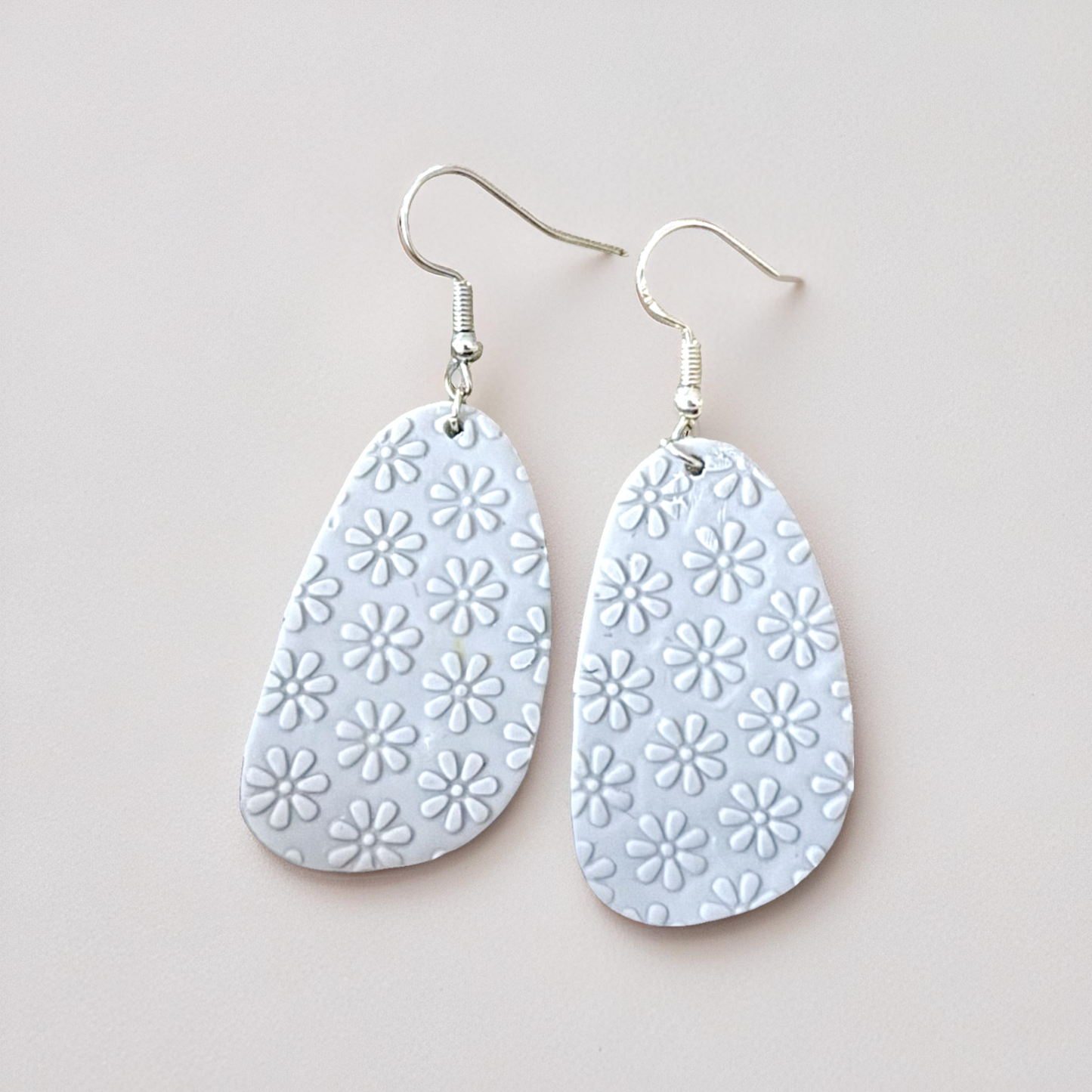 Grey flower print oval earrings